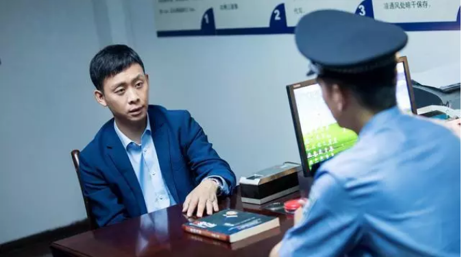 張譯、張國(guó)立、李建義領(lǐng)銜都市情感劇《我的親爹和后爸》今晚重磅播出！